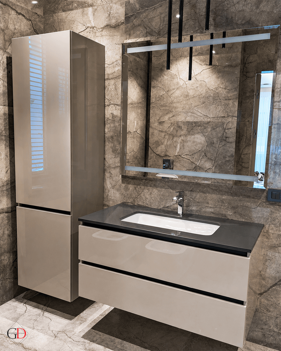Baie cu dulap vertical și vanity — GranDen