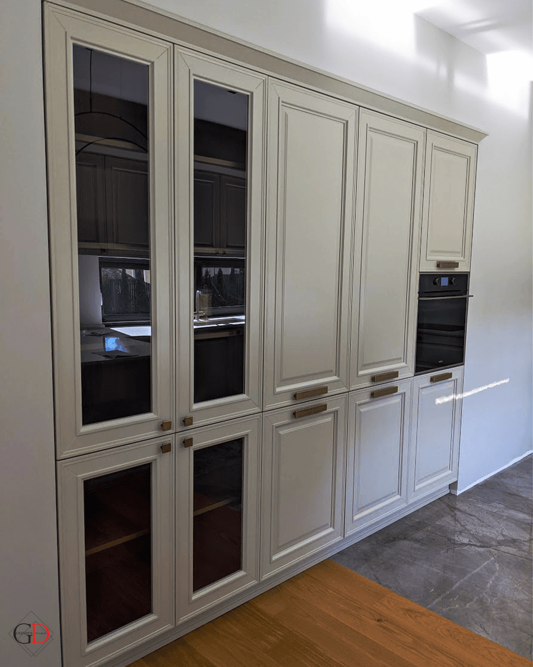 Bucătărie clasică gri cu vitrine — GranDen
