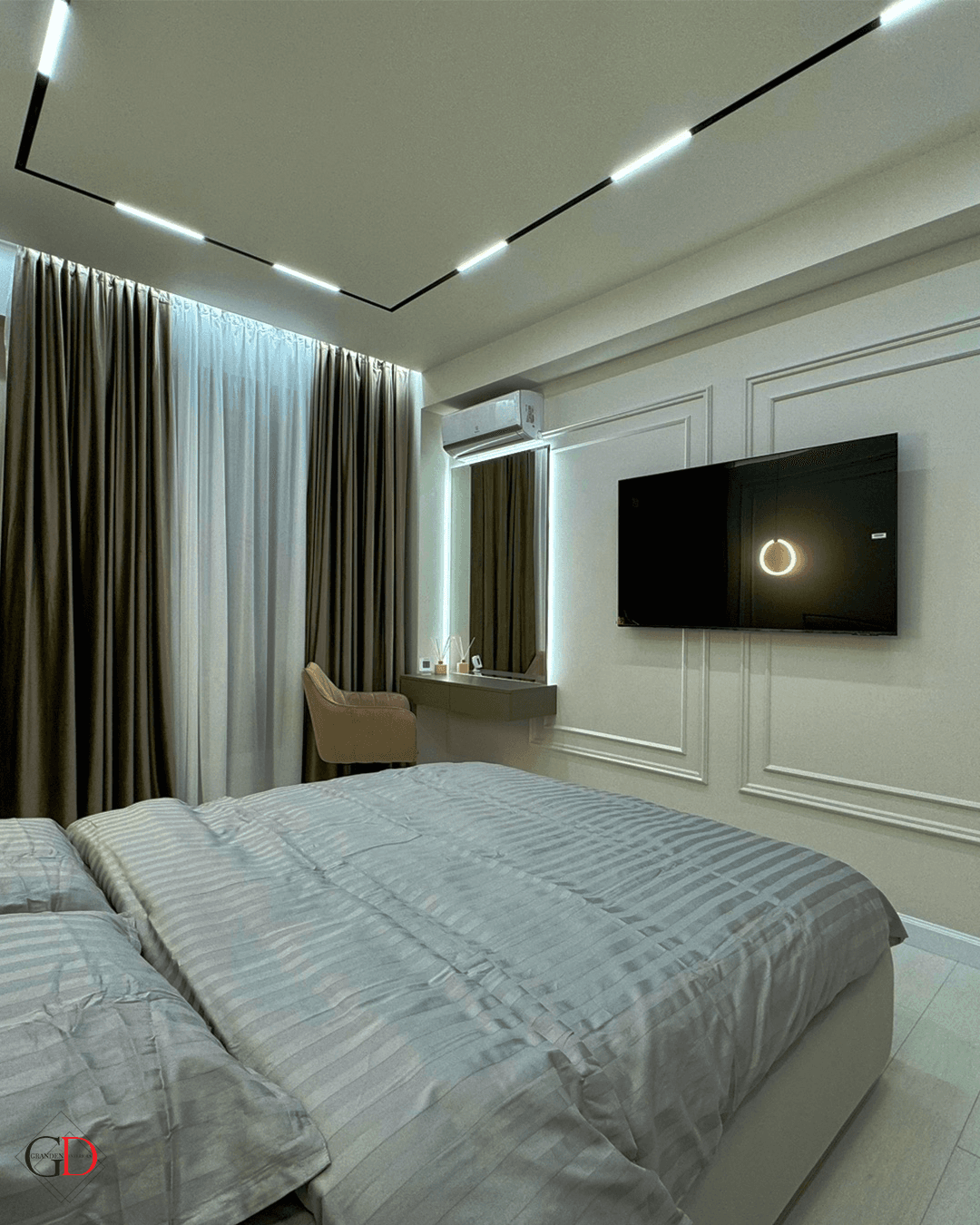 Dormitor elegant cu panouri albe - fotografie 1