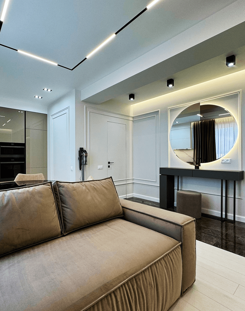 Living open-space cu panou TV - fotografie 1